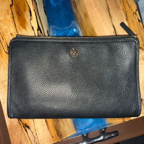 Tory Burch Handbags - Tory Burch Carter Slim Crossbody- Black